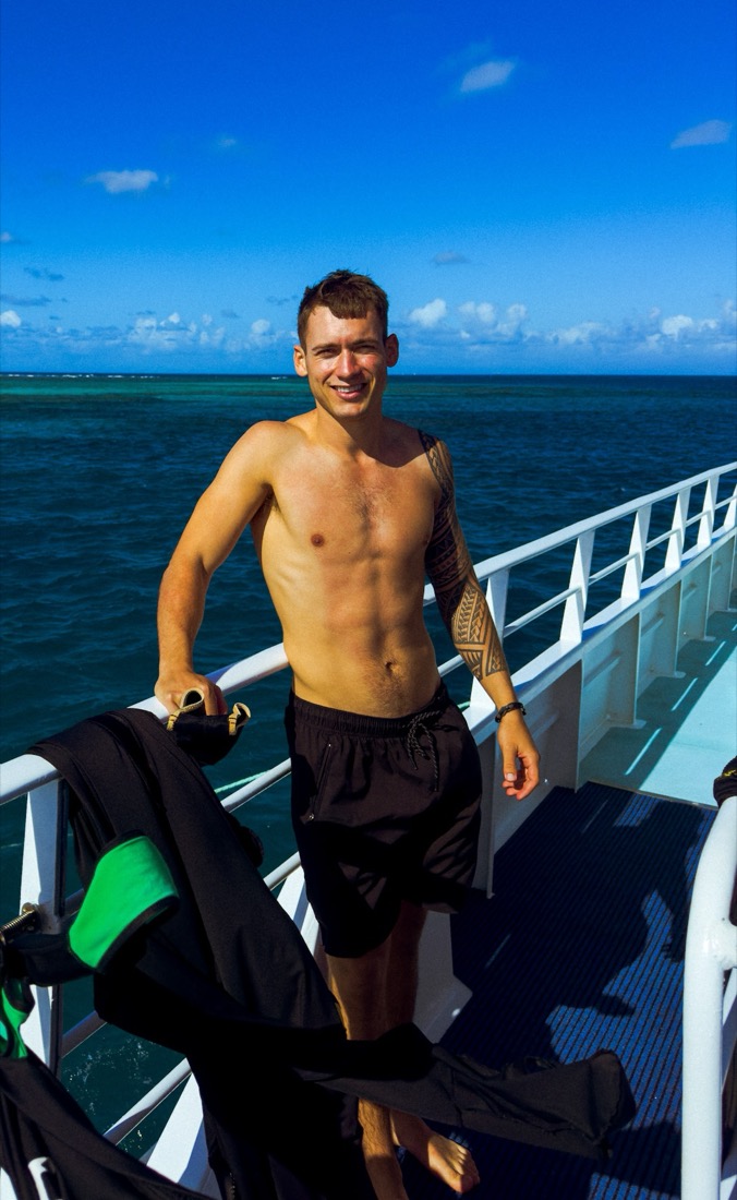 Alex Gallego en un barco sobre la Gran Barrera de Coral durante una semana off