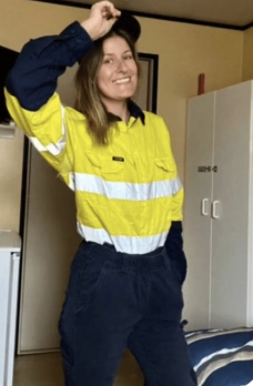 Camila V. con el uniforme de alta visibilidad