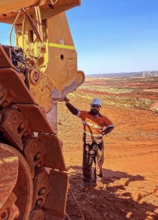 Mateo G. junto a la maquinaria en Pilbara